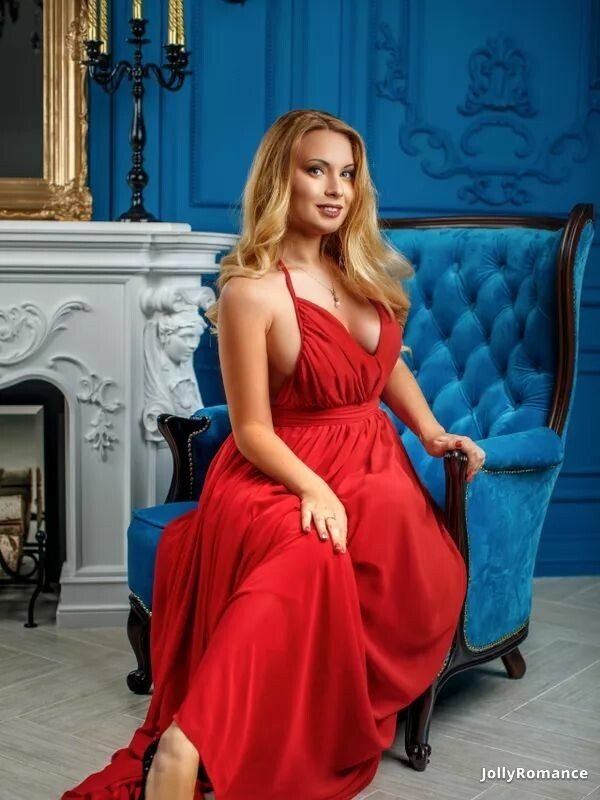 Elena Profile image 3