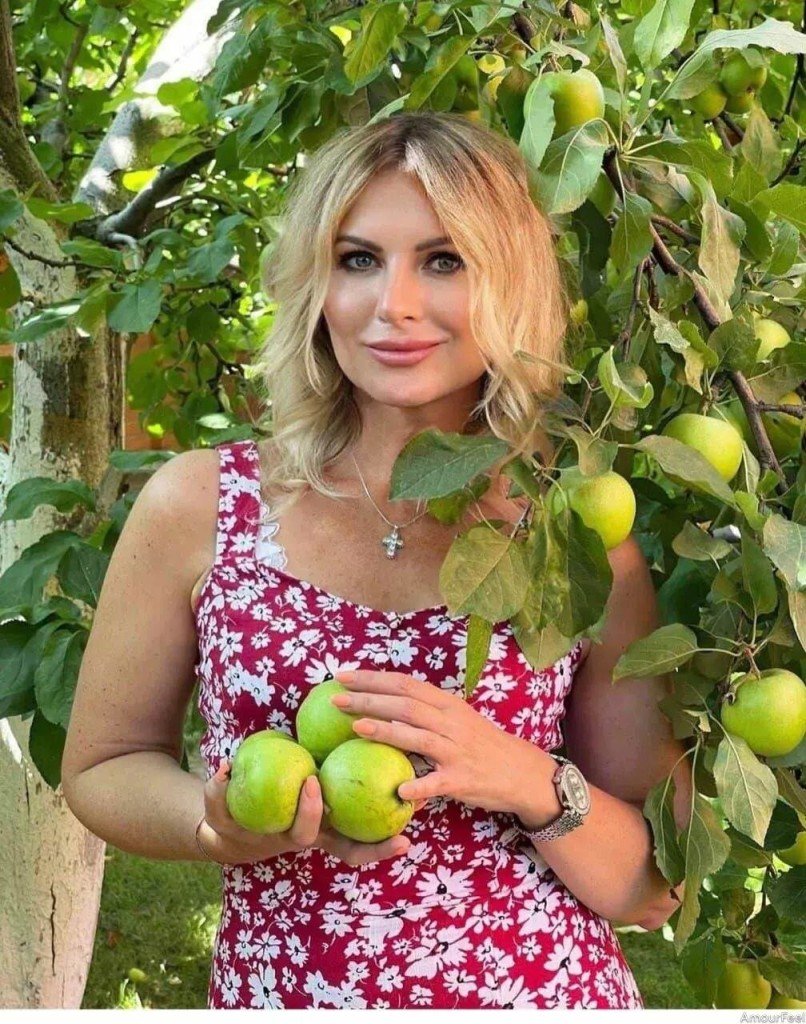 Elena, 52