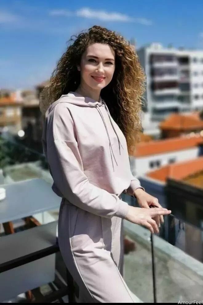 Elizabeth Profile image 2