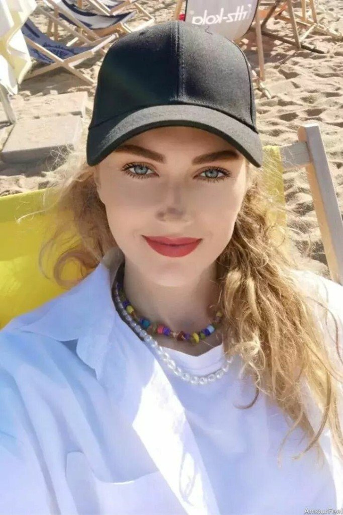 Elizabeth Profile image 5